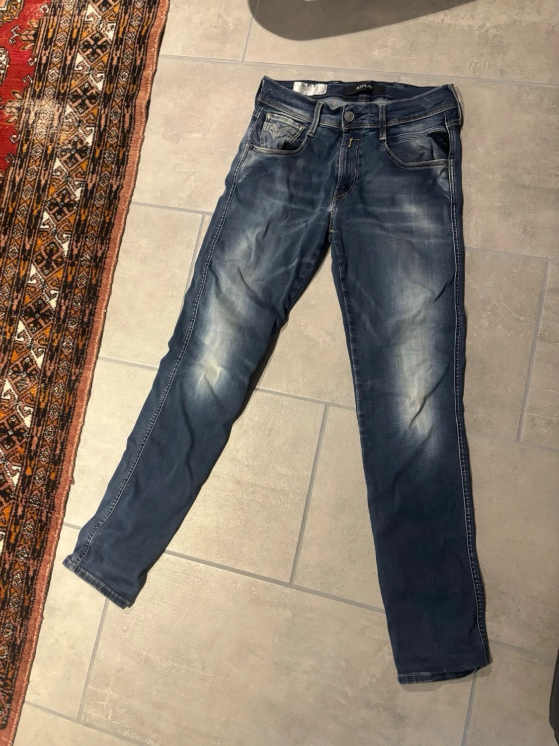 Blå jeans med slitningar hyperflex