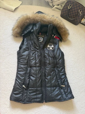 Napapijri väst - Snygg Napapijri väst i storlek S Fint skick utom att det inte går att stänga västen då ena sidan där nere gått av men det kan man fixa eller så har man den öppen