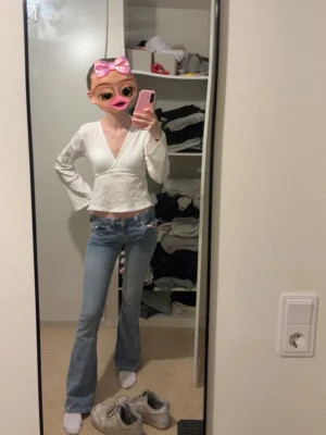 True religion jeans - Säljer mina true religion jeans lågmidjade passar perfekt i längden på mig som är 170 cm lång modellen joey, fint skick inget sönder inget slitet 