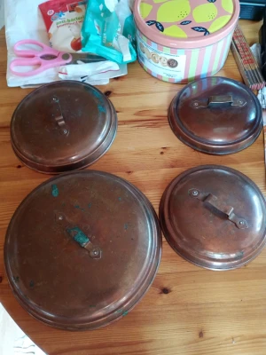 Fyra kopparlock i olika storlekar - Säljer fyra runda kopparlock i olika storlekar. Locken har handtag och är tillverkade i koppar med tydlig patina och gröna oxidfläckar. Perfekta som dekoration eller till köksprojekt där kopparlook önskas. En 25 cm och en 20 cm och två 17 cm stora. Behöver putsas upp.