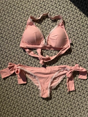 Ljusrosa bikini med spetsdetaljer - Supersöt ljusrosa bikini med knyt både på toppen och trosorna 💕endast testat bikinin så mycket bra skick
