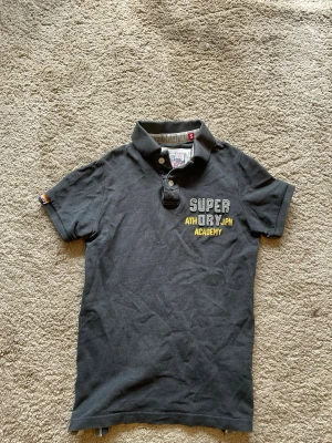 Svart pikétröja från Superdry - Pike tröja från superdry sitter som xs men står S kan skicka mått privat vid köp😊