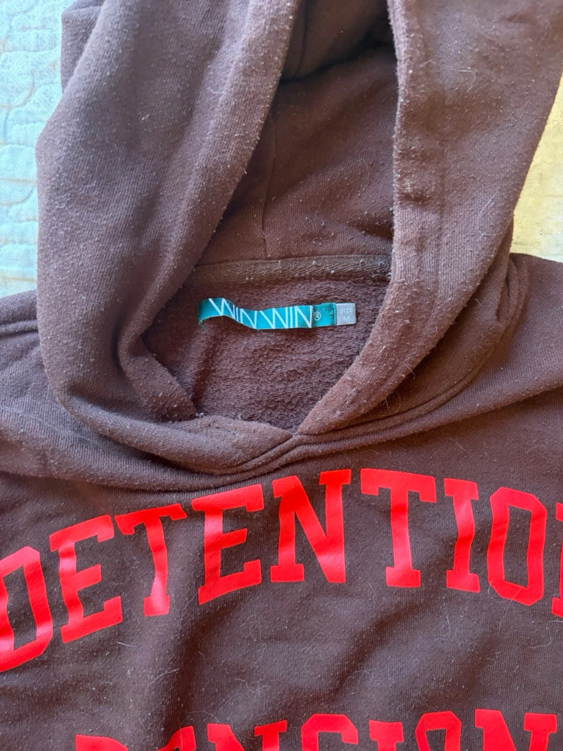 Brun hoodie med röd text DETENTION - 1