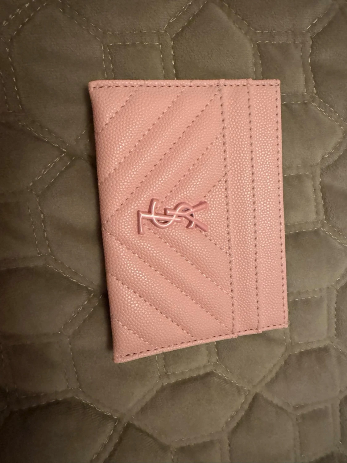 Rosa quiltad plånbok med YSL-detalj