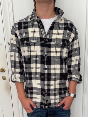 Ralph Lauren skjorta - Riktigt snygg skjorta från Ralph Lauren. Storlek medium. Riktigt bra skick förutom att den saknar knappen näst längts ner. Enkel lagning