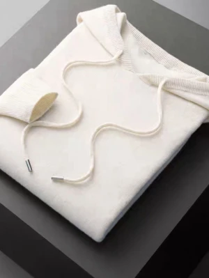 Vit/beige hoodie stickad  - Storlek L. I princip oanvänd, och har inga defekter. Ifall du har frågor är bara att höra av sig! 
