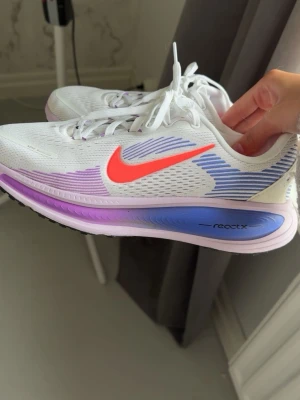 Nike Vomero 18 - storlek 37,5 - Nike Vomero 18 i storlek 37,5💕 endast använda en gång. Passar dig som vill börja löpa eller motionera som söker ett par otroligt mjuka skor med mycket dämpning, är som att gå på moln i dessa🙌