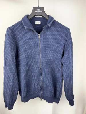 John Henric Tröja - 🌸 INFO OM PLAGGET 🌸  ☑️ Märke: John Henric  ☑️ Storlek: Passar Medium ☑️ Färg: Mörkblå ☑️ Skick: ⭐⭐⭐⭐⭐  ✨ Detaljer: ☐ Inga hål ☐ Inga fläckar ☐ Nytvättad ☐ Rökfritt hem ☐ Djurfritt hem  📏 Passform: ☑️ Normal   📦 Skickas snabbt. 💬 Skriv gärna om du vill ha fler bilder eller mått. 🤍 Paketrabatt vid köp av flera annonser. 🌟 Titta gärna på mina andra annonser!