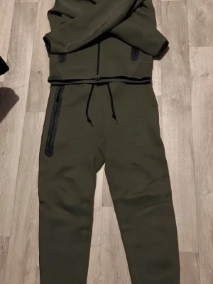 Olivgröna Nike tech dress - Säljer ett par olivgröna Nike tech set