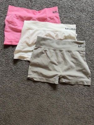 3-pack sömlösa shorts i olika färger - Säljer ett 3-pack sömlösa shorts i rosa, vit och grå. Sköna shorts att bara ha hemma väldigt korta Superbekväma och stretchiga.