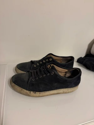Lanvin skor  - Hej säljer ett par mörkblåa lanvin skor som man kan se på bilderna är dom relativt använda men dom har inget hål eller så storlek 43-44 har snöre till båda skorna som följer med 