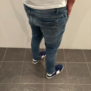 Dondup jeans George  - Trendigaste jeansen på marknaden! Hej, Säljer nu dessa sjukt snygga dondup jeans som är perfekt till våren och sommaren  Storlek= 33 Skick= 9,5/10  Ny pris= 4000 kr Säljs för= 999 kr