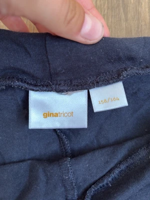 Svart topp från Gina Tricot - Ett par svarta yoga pants från Gina i storleken 158/164 de är rätt så slitna där nere vid skorna som man ser i bilderna men annars så finns det inga andra defekter 
