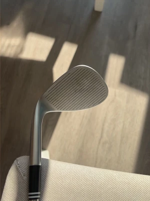 Cleveland fullface wedgar - Säljer en stilren golfklubba av typen wedge i silverfärgat metallmaterial. Klubban har tydliga räfflor på klubbhuvudet för bättre bollkontroll och ett svart handtag med vita detaljer. Perfekt för dig som vill förbättra ditt närspel på golfbanan. Det är två Cleveland fullface wedgar, en i 56 grader och en i 50 grader båda har 9 bounce. Skriv gärna om du har frågor. Pris kan möjligtvis diskuteras vid snabb affär.