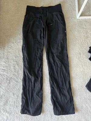 LULULEMON Dance pants - Säljer mina Dance Studio Pants från Lululemon! Endast använda en gång. Superfint skick. 