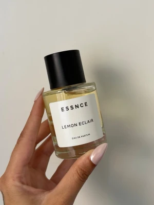 ESSNCE Lemon Eclair parfym - Fräsch parfym från ESSNCE med doften Lemon Eclair. Perfekt för dig som gillar citrusdofter. Helt oanvänd💘
