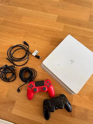 PlayStation 4 Slim 500GB Vit + 2 Originalkontroller + GTA V - Säljer en PlayStation 4 Slim vit 500GB. Konsolen fungerar som den ska och är återställd till fabriksinställningar.                                                            Ingår:• PS4 Slim 500GB (vit) • 2 originalkontroller (DualShock 4) • GTA V (skiva) • Strömkabel, HDMI-kabel och laddkabel. Båda kontrollerna fungerar, men har normalt slitage efter användning.  Skickas väl emballerad eller hämtas i Hyllie, Malmö.  Pris: 1 790 kr eller seriöst bud.