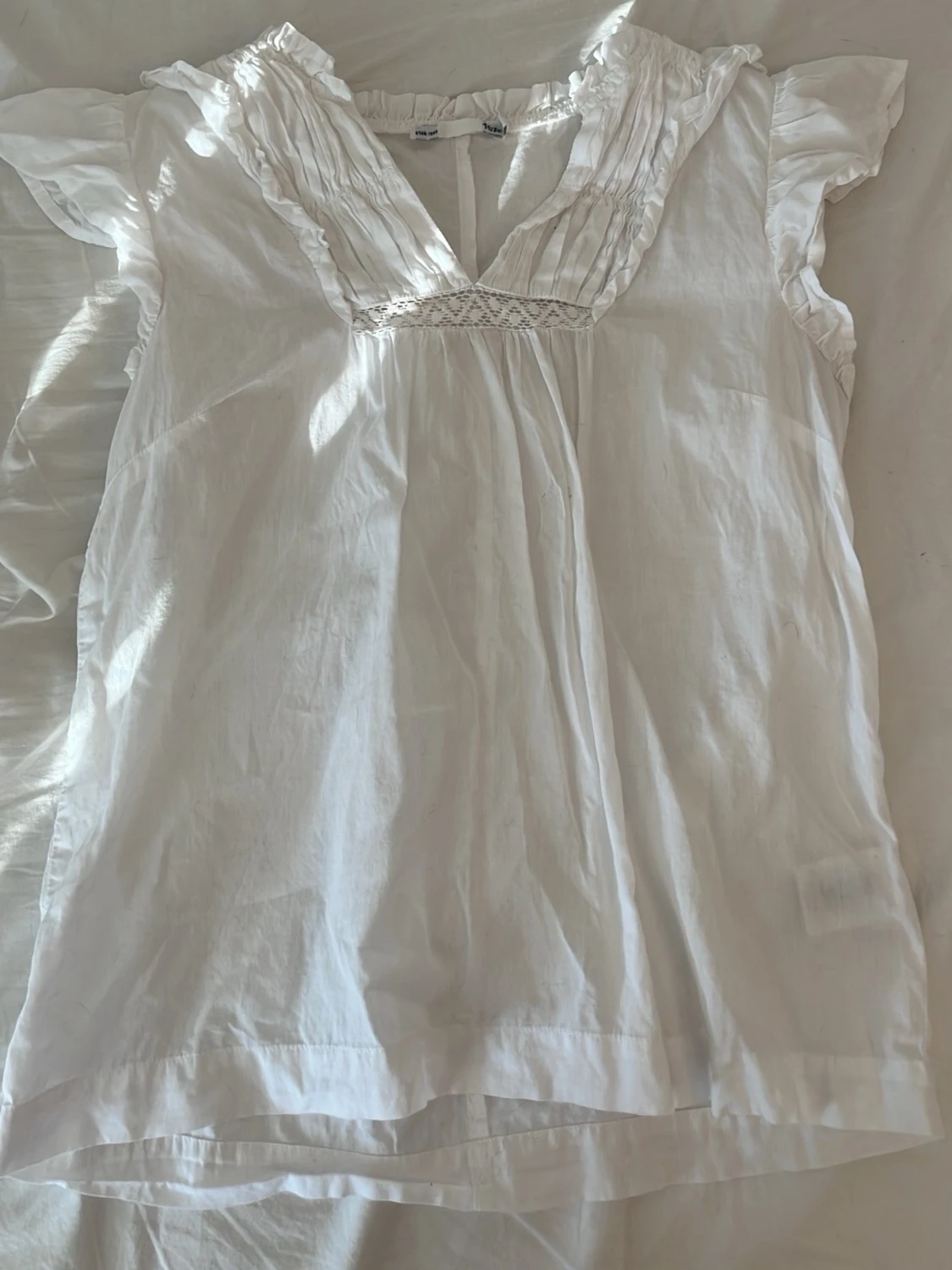 Vit blus med volang och spetsdetalj