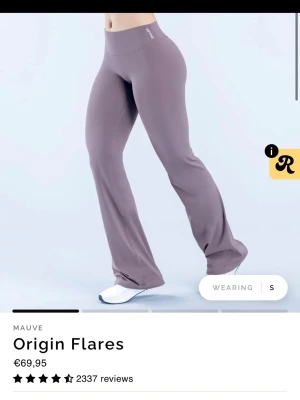 Mauve flare leggings med låg midja DYFNE - Säljer ett par mauve-färgade leggings med utsvängda ben och låg/mid midja. Tillverkade i ett mjukt och stretchigt material som ger en skön passform och följer kroppens rörelser. Perfekta för gym, yoga eller dans. Man får med toppen på köpet då detta är ett set! Använd en gång, älskade inte färgen på mig! Nypris: 1200 