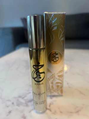 Khair Felicity parfym 15ml - Khair Felicity från PARIS CORNER är en doft för kvinnor. Detta är en ny doft. Khair Felicity lanserades 2025. Toppnoterna är Champagne, Freesia och Vinbärsblad och knopp; hjärtnoterna är Musk, Jasmin och Ros; basnoterna är Socker, Vanilj och Musk.