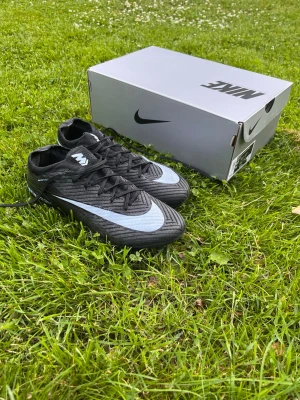 Nike svart/blå Mercurial fotbollsskor - Hej säljer ett par Nike fotbollskor Nike Mercurial Air Zoom vapor 16 Shadow Ag Elite | Fina skor med 2 defekter på sulorna | De är limmade men ingen märker | Originalbox tillkommer | Kan absolut förhandla🤝🏼