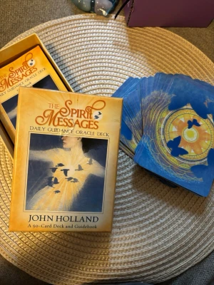 The spirit messages oracle deck - I  bra skick, guidebook medföljer självklart. Varan finns på andra ställen också då jag vill få sålt så fort som möjligt. + Äkta kort, Ny pris i affär: 219kr (skickas samma dag eller dagen därpå, vid frågor tveka inte att höra av er ❤️) 