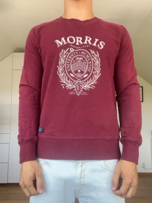 Vinröd tröja från Morris - Vinröd tröja från Morris tillverkad i 100% bomull. Strl S. Inga defekter. Modellen är 178 cm och väger 77 kg. Hör gärna av dig vid frågor!