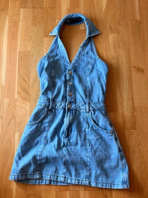 Jeansklänning med halterneck - Helt ny klänning från Zara, aldrig använd endast testad😍
