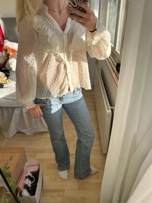 Zara blus - Superfin blus från Zara med fina spets detaljer. Ganska genomskinlig 