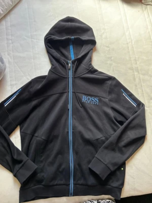 Hugo boss hoodie - Svart blå hoodie från hugo boss i storlek M, knappt använd så näst in till nyskick 
