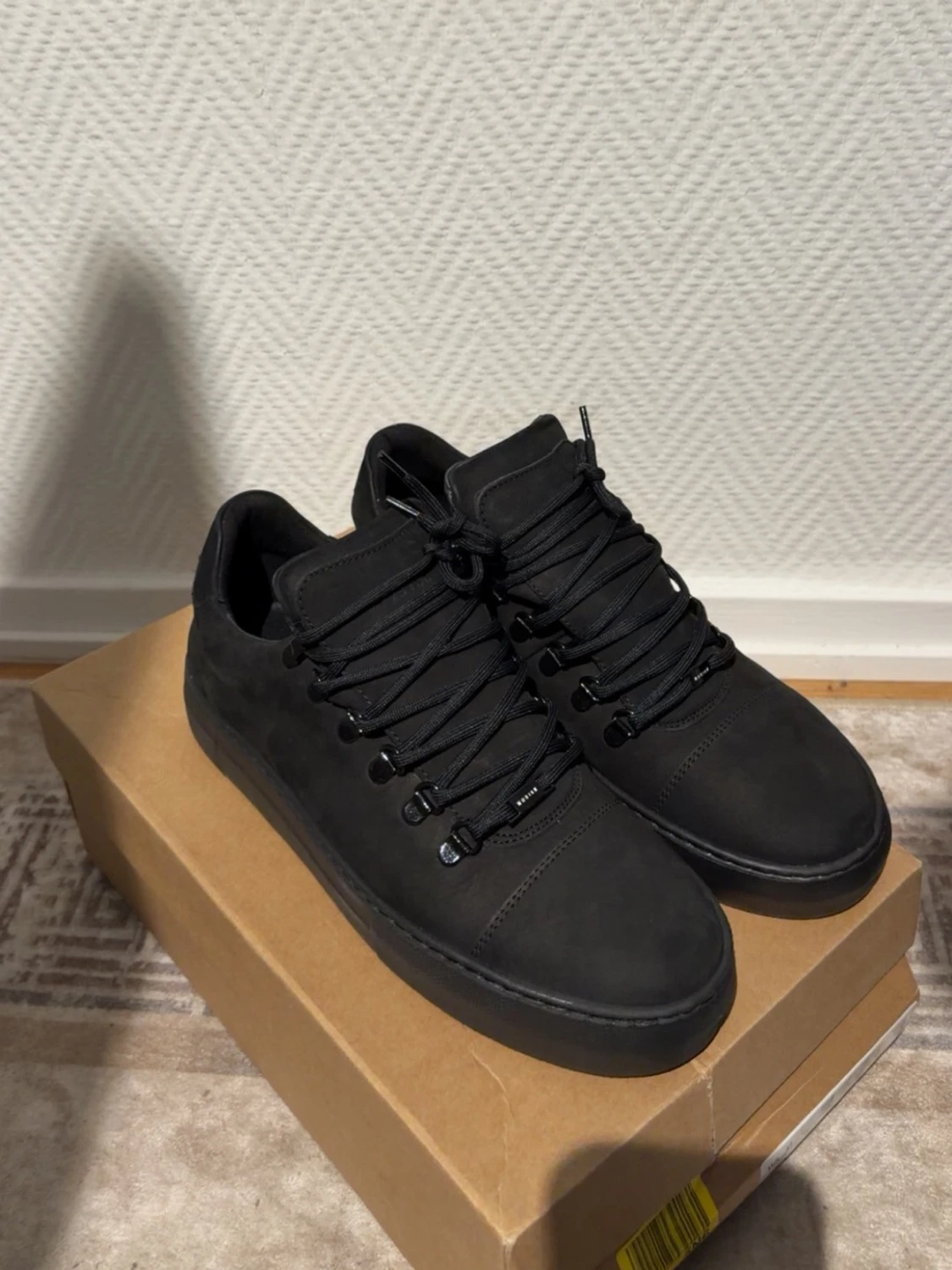 Svarta sneakers med grova snören