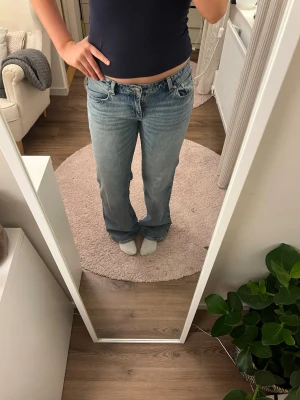 Blå jeans med låg midja - Säljer ett par jättesnygga blåa jeans som aldrig är använda, bara testade med tagen kvar på baksidan. Säljer för att de tyvärr är för små för mig. Kom privat för frågor eller fler bilder!