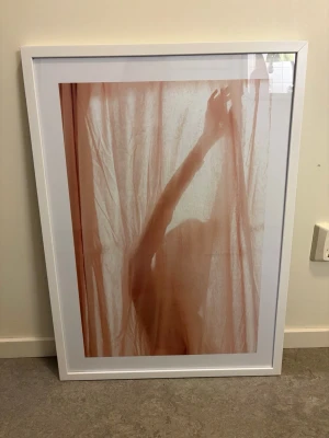 Ny poster, 50x70cm - Superfin poster från desenio, 50x70cm! Aldrig använd. Köpte inför att jag skulle flytta och tyvärr passade det inte in i lägenheten 🫶🏼