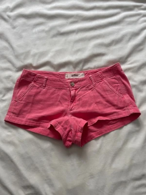 Rosa lågmidjade jeansshorts  - Lågmidjade jeansshorts ifrån Hollister, midjemåttet är 40cm! 