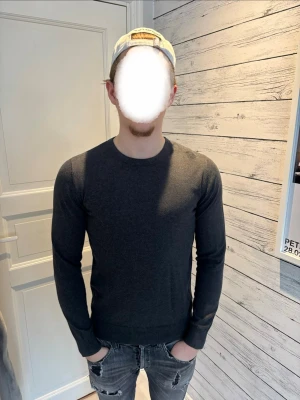 Mörkgrå tröja från dressman - Säljer en snygg basic tröja från Dressman. Inga defekter. Skriv om ni har frågor! Pris kan diskuteras. 