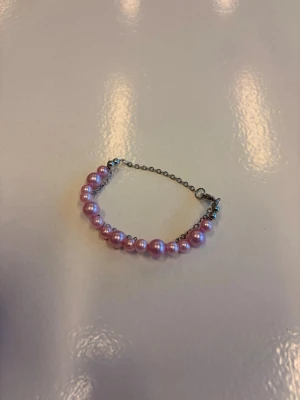 Handgjort Pärlarmband - Handgjort smycke av oss i högkvalitativa pärlor och kedja i rostfritt stål. Vid eventuella frågor skicka DM 😇