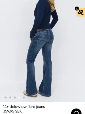 Blå flare jeans från 14+ - Säljer ett par blåa flare jeans från 14+ med låg midja och klassisk femficksmodell. Har prislapp kvar o helt oanvända för de blev fel storlek 