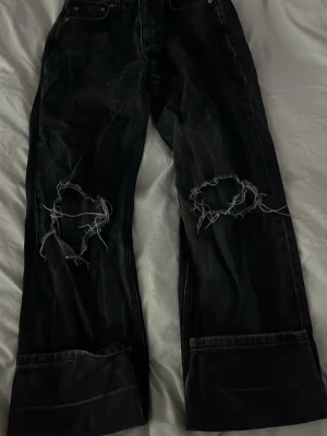 Svarta jeans med hål - Säljer ett par svarta jeans med hål på båda knäna. Jätte fina och bekväma!! Passar mig som är 1,55 typ och använder XS/S.
