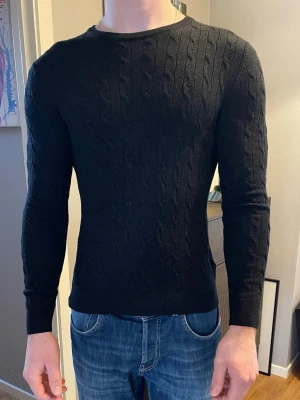 Stickad Morris tröja  - Säljer min Morris tröja då den är för liten. Den är stickad och i färgen svart. Tröjan är storlek S och jag på bilden är 181cm lång och väger 74kg. Tröjan är i bra skick. Skriv vid fler bilder eller funderingar mvh/ Leo