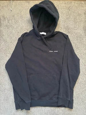 Samsøe Samsøe hoodie - Tja säljer en samsøe samsøe marinblå hoodie i storlek S( passar om du är runt 190-195 pga att den är så oversized.  väldigt bra skick på tröjan och en hoodie som är väldigt efterfrågad, kom privat vid minsta lilla och pris går givetvis att diskutera🍾🍾🥂