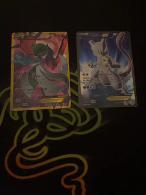 Pokémon kort - Mewtwo och Gardevoir! Säljer dessa fina kort för en bra peng! Skriv dm för fler bilder eller funderingar!