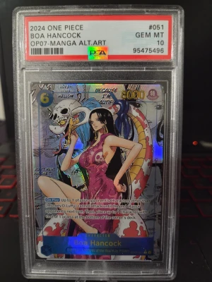 One Piece OP07 Boa Hancock Alt Art - Säljer ett OP07-Manga Alt Art samlarkort med Boa Hancock från One Piece, graderat GEM MT 10 av PSA. Kortet har holografiska detaljer och motiv i rosa, blått och silver med manga-inspirerad design. Perfekt för dig som älskar anime och samlarkort!