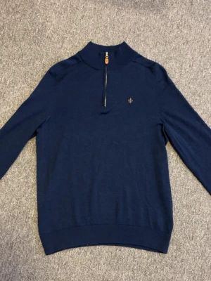 Mörkblå halvzip-tröja från Morris - Mörkblå half zip  från Morris i storlek M. Tröjan är i superfint skick 10/10. Bara att höra av sig för frågor eller fler bilder. Pris kan alltid diskuteras 🙌
