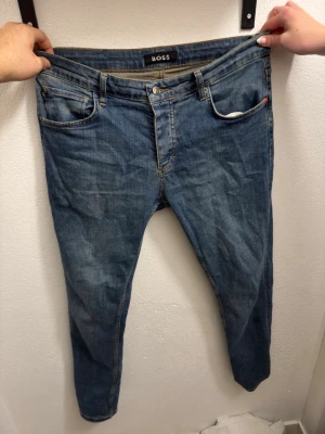 Blå jeans från BOSS med låg gren - Säljer ett par blå jeans från BOSS