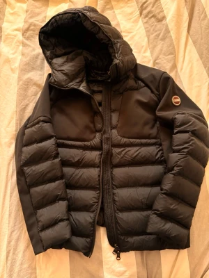 Svart Colmar dunjacka   - Clean Colmar dunjacka som passar bra till de kallare dagarna nypris runt 5k. Pris kan Diskuteras vid snabb affär.!