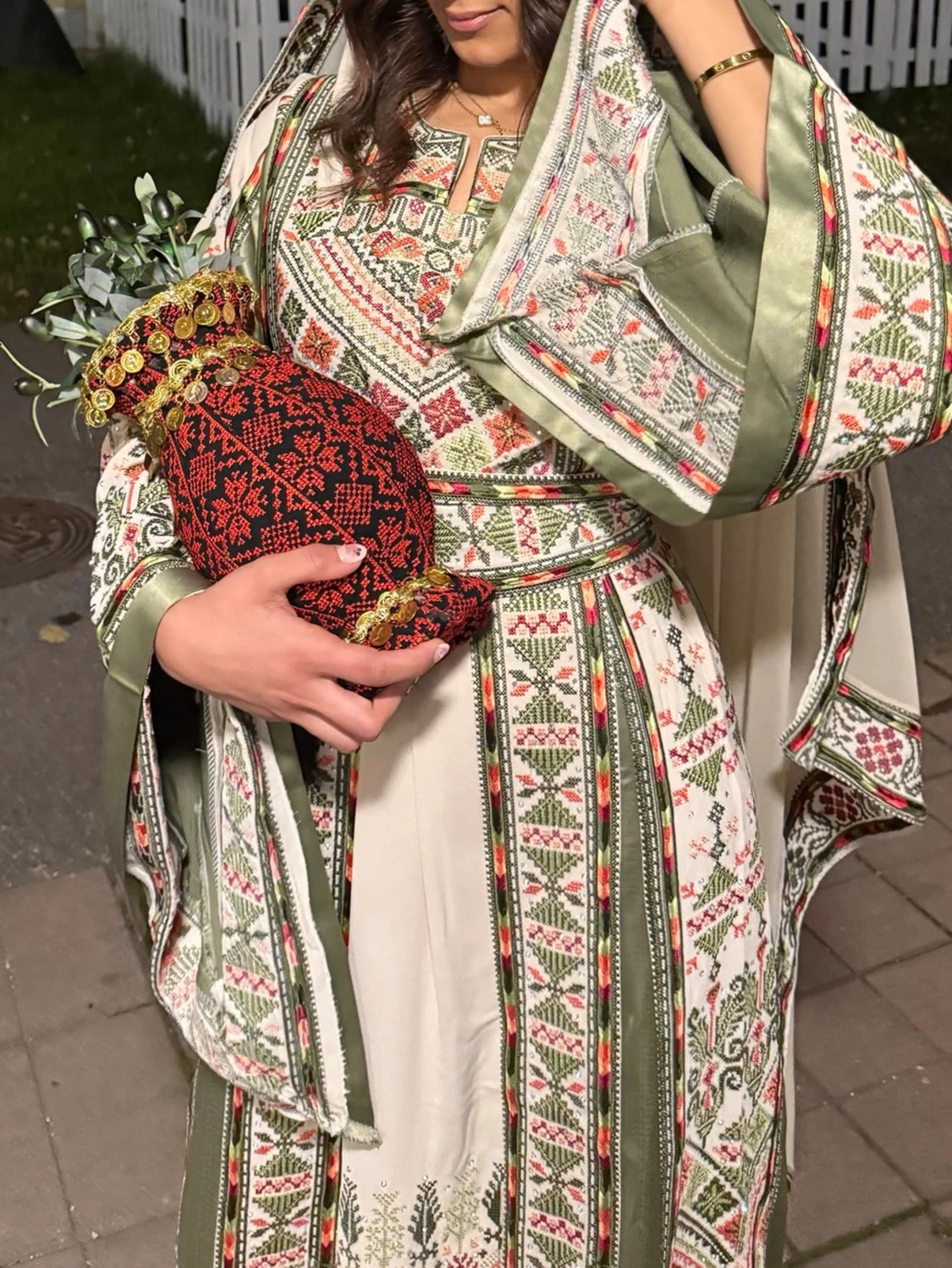 Traditionell långklänning med broderi - 2