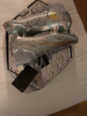 Nike Mercurial silver fotbollsskor - Säljer ett par limiterade Nike Mercurial ZMSuperfly 9 elite XXV FG i storlek 41