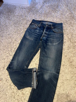 Selvedge nudie jeans straight alf fit archive w30 fade dry denim - Selvedge nudie jeans av modellen straight alf. Straight passform med en riktigt snygg fade som fortsätter och utvecklas. Mycket bra skick, inga märkvärdiga defekter. Storlek w30. Postas antigen samma dag som köp eller dagen därpå💯🙌
