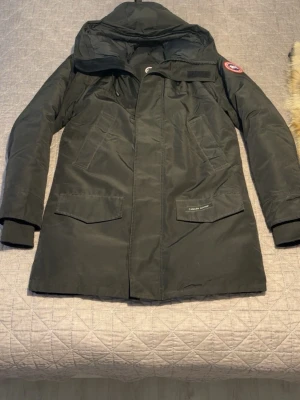 Svart dunjacka från Canada Goose - En svart jacka från canada goose använt 3-4 så nästan som ny skicka 9/10