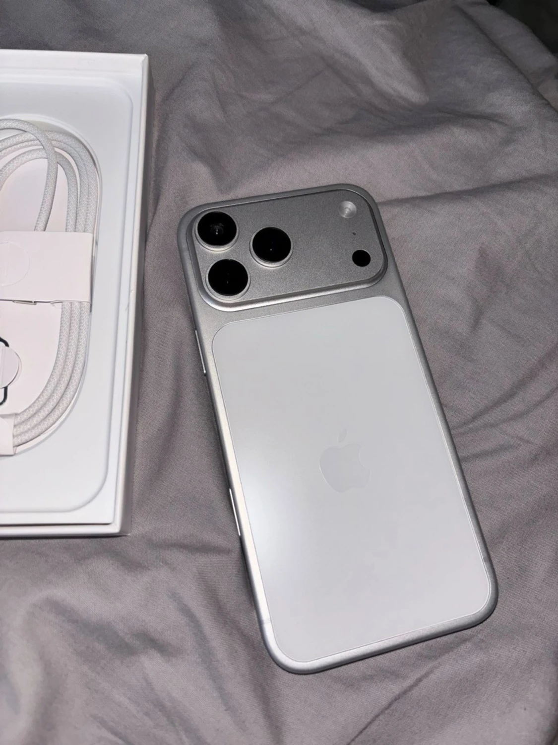 FALSK Silver iPhone 17 med box och laddkabel FLASK - 2